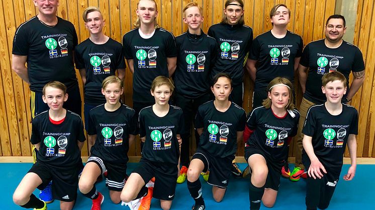 Spelare och ledare från Hoby GIF är redo för fotbollsmatchen i Tyskland
