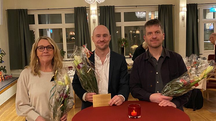 Från vänster: Susanne Jonsson - sälj- och marknadsansvarig på Riksbyggen region Väst, Lars Andersson - projektledare på Riksbyggen Bostad region Väst, Petter Rydsjö - arkitekt på Efem arkitektkontor 