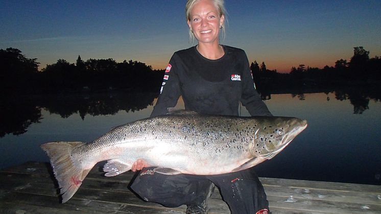 Passionerade tjejer tar för sig i sportfiskebranschen