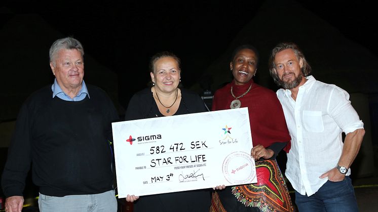 Det var stor glädje när Sigma IT överlämnade 582 472 SEK till Star for Life (SfL). Fr v: Dan Olofsson, grundare av Sigma och SfL; Anki Elken, generalsekreterare SfL; Thandeka Mabaso, ansvarig för SfL i Sydafrika; Lars Kry, vd på Sigma IT. 