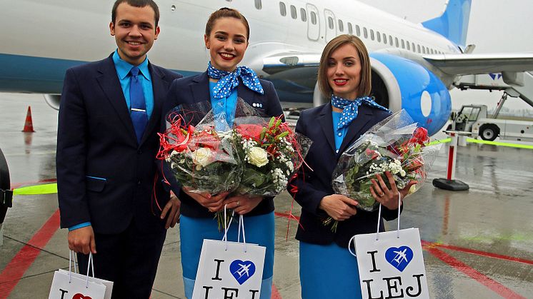 Das Kabinenpersonal des Pobeda-Airline-Flugs wurde am Flughafen Leipzig/Halle feierlich begrüßt
