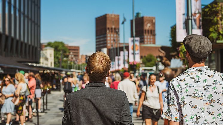 Mennesker som vandrer i solen på Aker Brygge