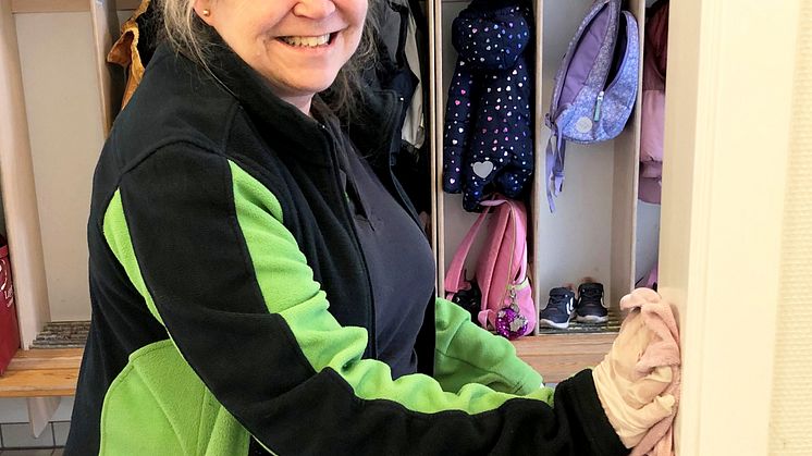 ”Jeg er vant til paragraffer og toldregler efter mange år i bankverden. Det har været en øjenåbner for mig, hvor kompliceret rengøringsfaget faktisk er," siger Anne Voss, rengøringsteknikker i Forenede Service.