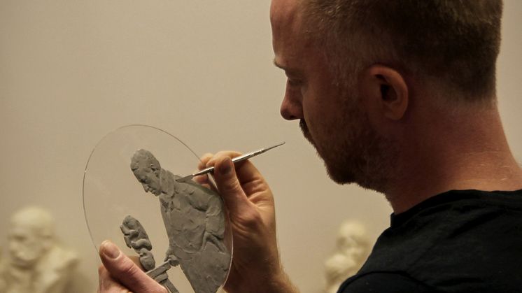 Billedkunstner Håkon Anton Fagerås i arbeid med utkast til myntmotivet.