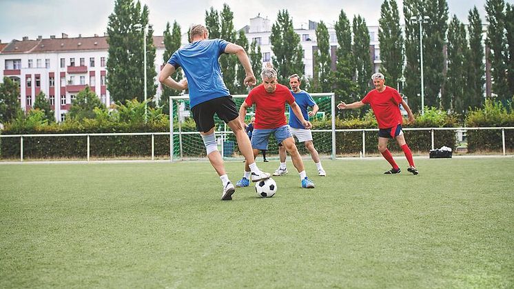 Kann Gesundheitsfußball Patienten nach Herzinfarkt oder mit koronarer Herzkrankheit dauherhaft zu mehr regelmäßiger Bewegung anspornen?
