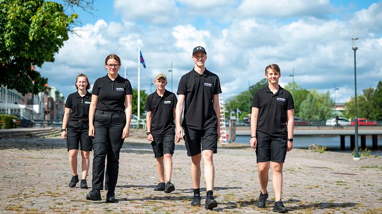 De fem naturvärdarna möter turister och hallänningar i Halmstad under veckorna 28-32. Från vänster: Lovisa, Lova, Oscar, Johannes och Adam, som under sommaren bland annat ska städa stränderna och i naturen.