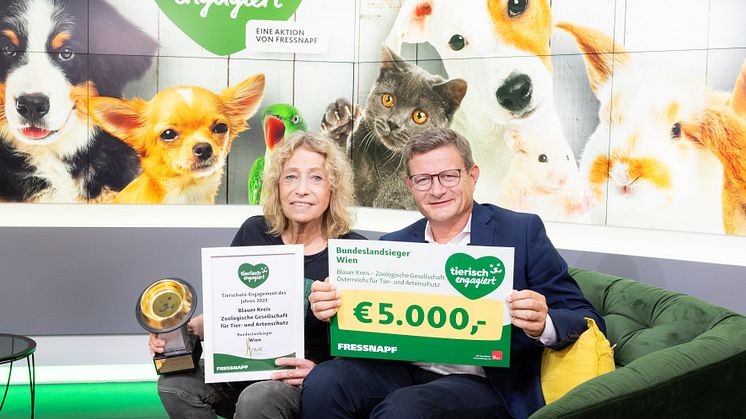 Der Goldene Fressnapf für Tierschutz in Wien: (v.l.n.r.) Judith Kastenmeier vom Tierschutzverein „Blauer Kreis“ und Hermann Aigner, Geschäftsführer Fressnapf Österreich.