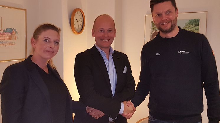 Johan Rosendahl, VD på XL-BYGGPARTNER (i mitten) skakar hand med de tidigare ägarna Elin Jättne (t.v.) och Pär Fredin (t.h)
