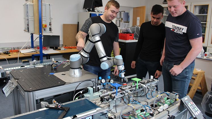 Automatikteknikerleverne Mikkel, Nicklas og Kristoffer med deres svendeprøveprojekt