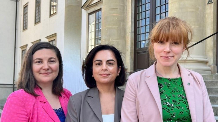 Från höger: Christine Lorne (C), primärvårdsregionråd, Talla Alkurdi (S), hälso- och sjukvårdsregionråd och Sandra Ivanovic Rubin (Mp), sjukvårdspolitisk talesperson