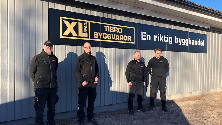 Till vänster i bild syns Johan Martinsson och Janne Windeståhl, tidigare delägare Tibro Byggvaror, till höger i bild syns Tomas Färén och Jonas Karlsson, nya delägare Tibro Byggvaror.