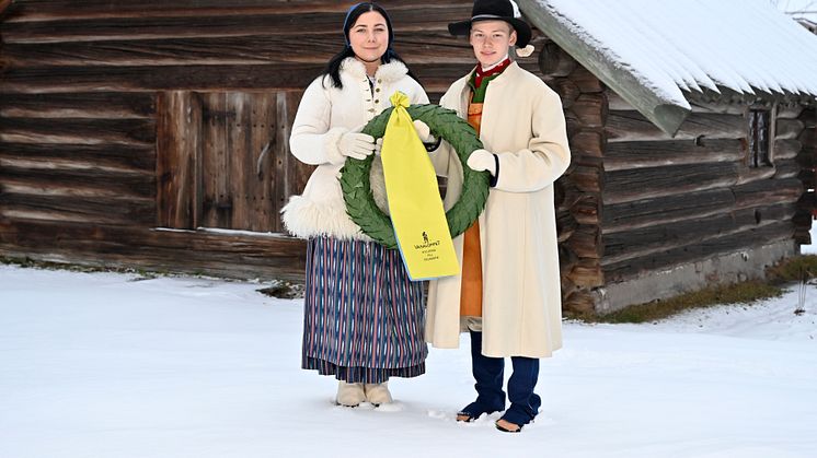 Alice Larsson bär Transtrandsdräkten och Albin Gezelius Moradräkten.
