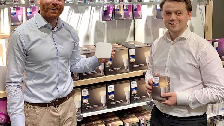 Erik Stokkeland (f.v.), medgründer og adm. direktør i Futurehome, sammen med Per Kristian Nygard, produktsjef for Smarthjem i Elkjøp. Foto: Telia Norge