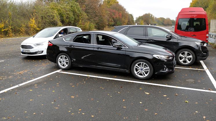 A Ford új generációs technológiái segítenek stresszmentessé tenni a parkolást, elkerülni az ütközéseket és a helytelen sávválasztást