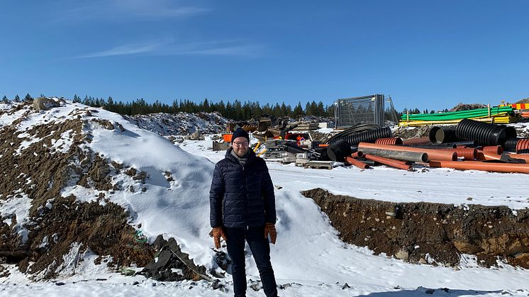 Mikael Lundberg, vd Structor Byggteknik Umeå, på plats där serviceanläggningen ska ligga.  Foto: Structor