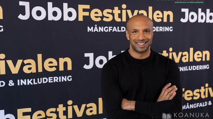 Aaron Kroon har många framstående chefspositioner bakom sig, hos bland annat Schibsted och Vattenfall. Idag driver han det egna bolaget Black Batman, där han hjälper företag att bygga upp och förbättra sitt mångfaldsarbete. Fotograf Christina Wallin.