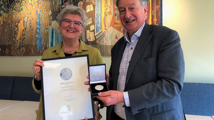 Riksbibliotekarie Gunilla Herdenberg överlämnar Klemmingmedaljen till Erik Fichtelius. Foto: KB/Eric Eskilsson