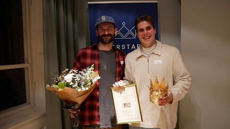 Butiken Avi & Lena tar emot utmärkelsen Årets Guldkrona under Innerstaden Göteborgs kick off 2023 i Chalmersska huset.