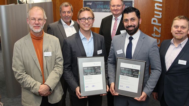 Die Preisträger Fabian Schoden (l) und Moaid Ismail Othman mit Prof. Dr. rer.mat. Jörn Loviscach (FH Bielefeld), Jurymitglied Klaus Meyer. WWE-Geschäftsführer Dr. Stephan Nahrath und Pro. Dr.-Ing. Jens Haubrock (FH Bielefeld)