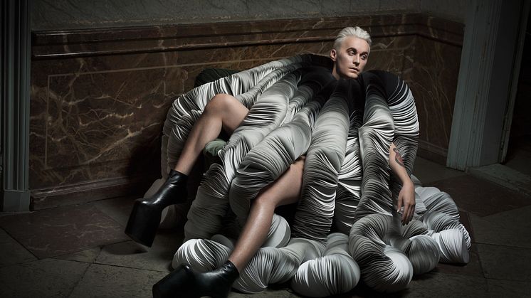 Fredrik Robertsson i en kreation av den svenska designern Bea Szenfeld / Foto: Ea Czyz
