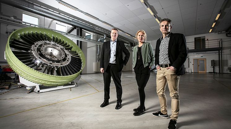 På plats i lokalen för Framtidens Fabrik: Henrik Runnemalm, forskningschef vid GKN Aerospace Engine Systems, Linda Bohlin Trajkovski, chef för Innovatum Projektarena och Anders Torslid, vd för Kraftstaden. Foto: Andreas Olsson/Innovatum