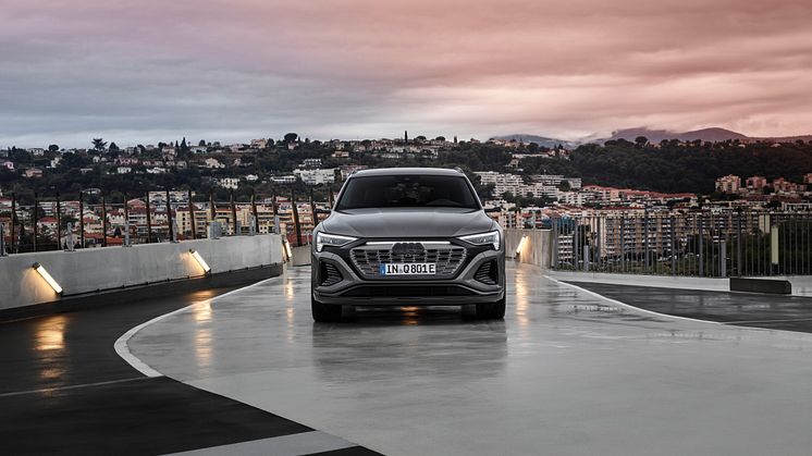 Audi Q8 e-tron (Chronosgrå)