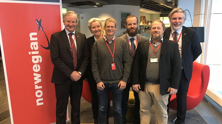 Norwegian CEO Bjørn Kjos, Helga Bollmann Leknes, Norwegian Group’s Chief Human Resources Officer, Uffe Jesper Faerch Jensen (SEPLA), Martin Stork (SEPLA), Adam Mark Smith (SEPLA) and Bjørn Erik Barman-Jenssen, CEO of Norwegian Air Resources