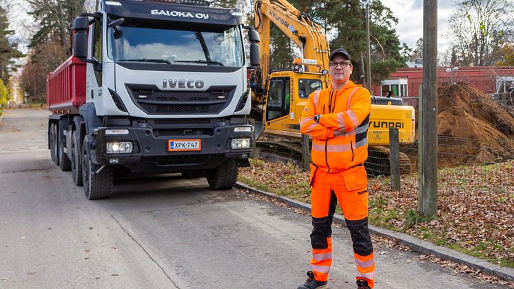 Saloka Oy:n yrittäjä Juha Salo viisiakselisen Iveco Trakkerin kanssa Helsingin Puistolan tiivisti rakennetun pientaloalueen rakennuskohteessa.