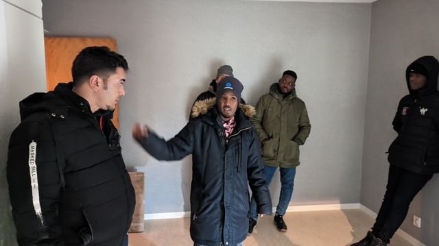 Gnestahems medarbetare, Ibrahim Ahmed undervisar Boskolans elever om hur man tar hand om sin lägenhet på ett bra sätt. Hur man sopsorterar och vilka regler som gäller i gemensamma utrymmen med mera. Foto: Conny Karlsson