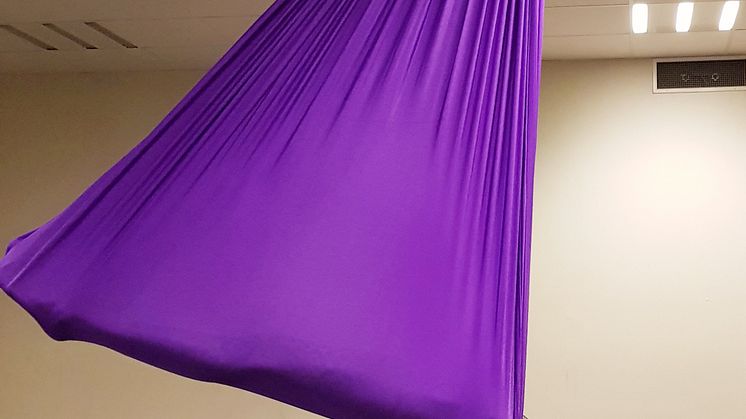 Medborgarskolan i Växjö ger kurser i Aerial Hammock, en stärkande och rolig träningsform där man gör rörelser hängande i ett tygstycke.