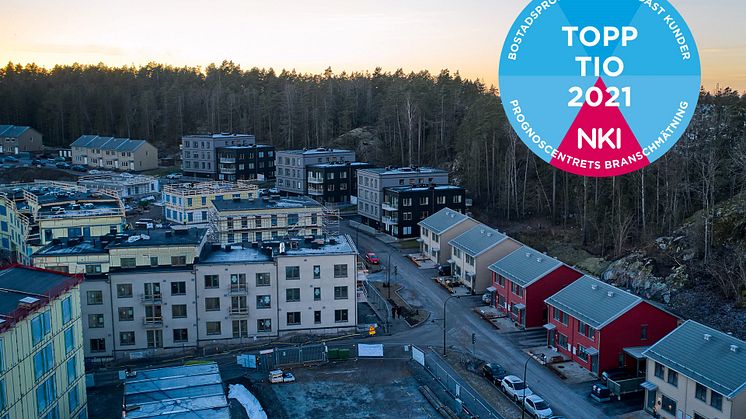 OBOS projekt Brf Utsikten tar hem en sjundeplacering i kategorin Prognoscentrets branschmätning i kundnöjdhet för 2021. Drönarbild över stadsdelen Vega, där de 36 lägenheterna i Brf Utsikten syns i de tre flerfamiljshusen längst bort till höger.