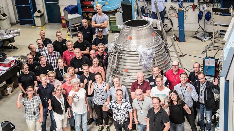 Några av alla de som arbetar inom vår Rymdverksamhet framför ett Swan-munstycke. Munstycket kommer att tillverkas i en ny fabrik i Trollhättan och sitta på bärraketen Ariane 6. 