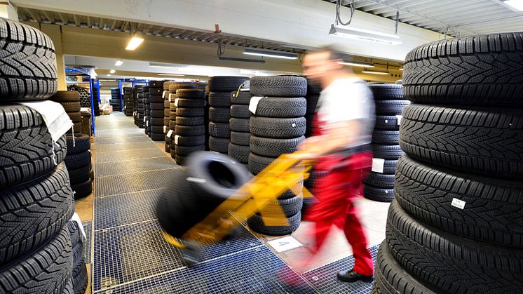 Simployers HMS-rådgiver Anne Sandtorp sier det fra i sommer blir ulovlig å bruke ikke-godkjente firmaer til bilpleie og dekkhotell. FOTO: Dreamstime