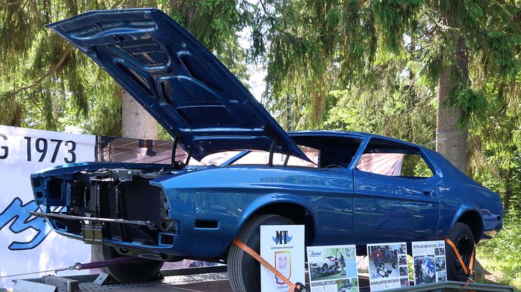Utanför banken stod en blå Ford Mustang – en tilltänkt flyktbil som idag är renoverad till ursprungligt utförande och som kommer att visas upp under Nostalgia Festival i Ronneby 1 juli