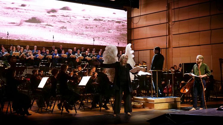 Livets bok. Hege Gustava Tjønn i rollen som The Angel of the Lord (Angel 1), Hannes Öberg som Moses. Tobias Ringborg dirigerar. Foto: Caroline Kvick