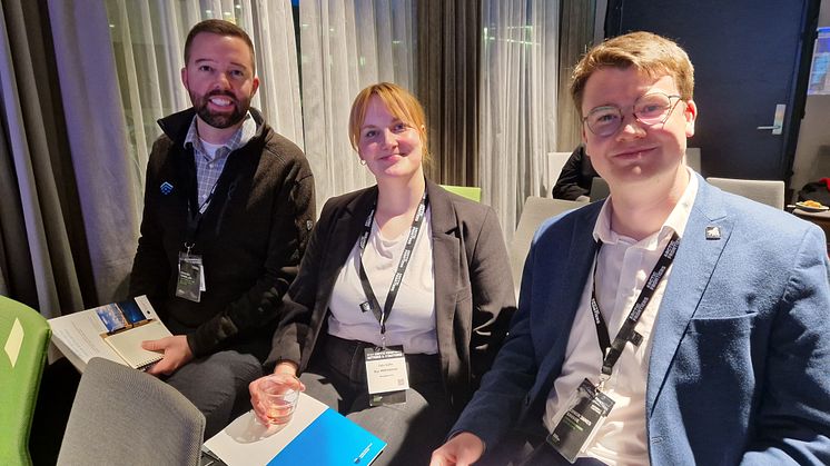 Oda Sofie Bye Wilhelmsen at Arctic Frontiers with new friends from the Emerging Leaders network. Left: Steven Gabelein (Alaska Chadux Network), Right: Conor Savage (Sainsbury's UK). (Photo: Trude Borch/Akvaplan-niva)