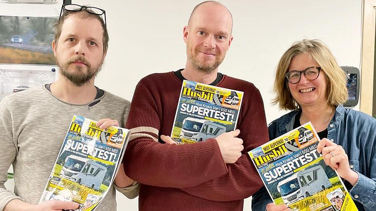 Formgivare Olof Svanström, chefredaktör Jimmie Öbom och reporter Anki Sydegård visar upp nya Husbil och Husvagn.