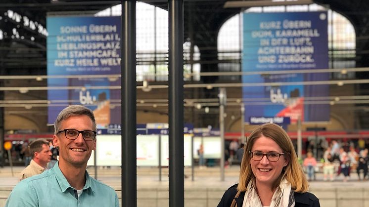 Sebastian Ehrke und Christin Kolbe aus der amedes-Personalabteilung unterwegs mit der Deutschen Bahn