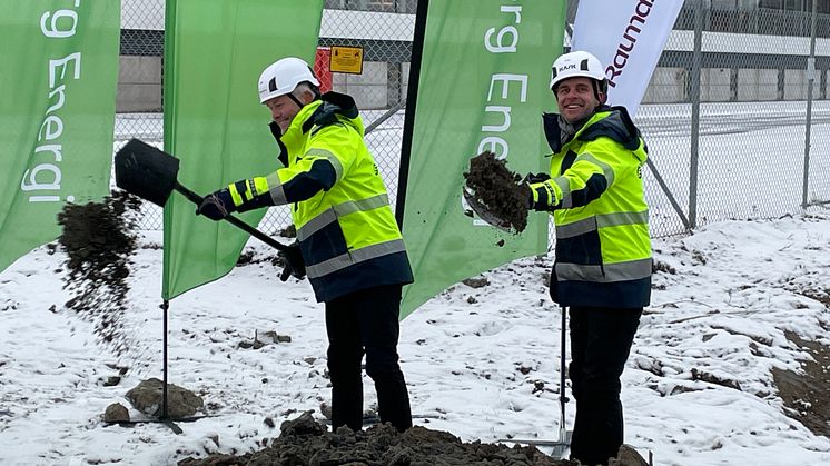 Jonas Attenius (S), kommunstyrelsens ordförande i Göteborg och Per-Anders Gustafsson, VD på Göteborg Energi tar det första spadtaget till den nya biobrönsleeldade ångpannan  på Rya.