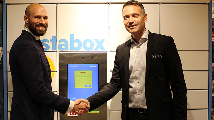 Alexis Priftis, vd Instabox, och Ted Söderholm, vd DHL Express, framför ett paketskåp.