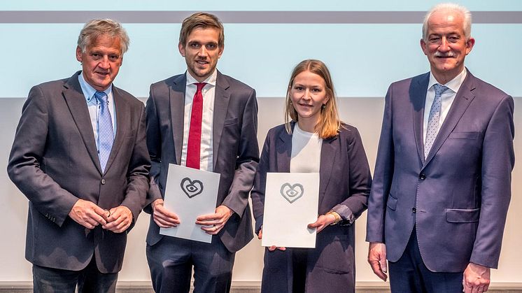 Foto (v.l.n.r.): Prof. Dr. Armin Welz, Vors. des Wissenschaftlichen Beirats der Deutschen Stiftung für Herzforschung, Dr. Daniel Finke, Dr. Tina Stegmann (in Vertretung von Dr. Julius Katzmann), Josef Glaen, Vors. der Josef-Freitag-Stiftung