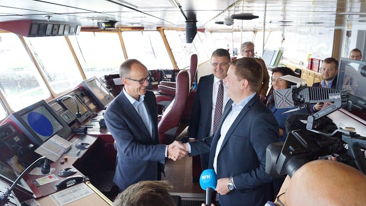 Avtalen markeres på broen på MS Nordkapp i havn i Trondheim. Fra venstre: Administrerende direktør Nils Kristian Nakstad i Enova, statssekretær Kjell-Børge Freiberg (FrP) i Olje- og energidepartementet, og konsernsjef Daniel Skjeldam i Hurtigruten.