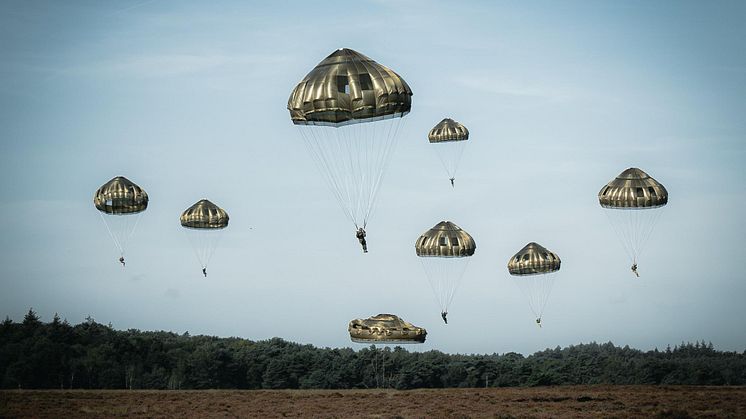 U.S. Army paratroopers assigned to the 173rd Airborne Brigade conduct an airborne operation alongside Allied paratroopers during Falcon Leap 23. Photo: U.S. Army