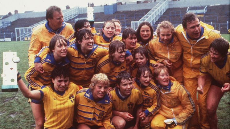 Sveriges damlandslag efter EM-guldet mot England 1984. Foto: © Bildbyrån.