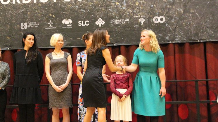  May Britt Stormoen, undervisningsansvarlig ved Geitmyra Matkultursenter i Oslo, mottok  Embla-prisen av H.K.H. Prinsesse Marie av  Danmark. Datteren Lois Stormoen Thomac (9) var også med.  