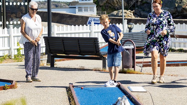Familj spelar bangolf 2023