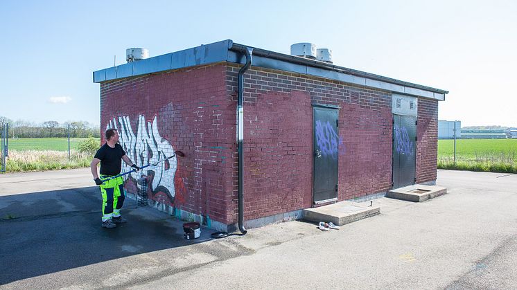Avloppsteknikern Jerry Stjernström målar över klotter