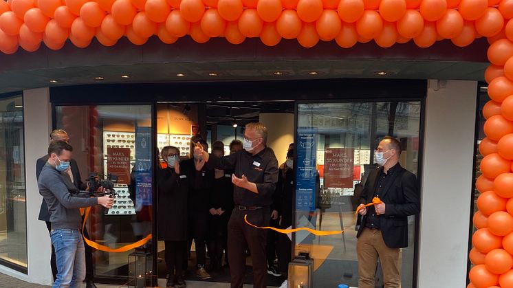 Profil Optiks store flagshipstore blev officielt indviet af den lokale butikschef Carsten Nedergaard, som klippede snoren kl. 8.30 og inviterede kunderne indenfor. Butikken er kædens state-of-the-art inden for øjensundhed.