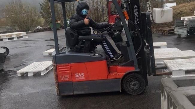 Å beherske en truck er nyttig kompetanse på veien inn i arbeidsmarkedet. (Foto: Oussama Sealiti)