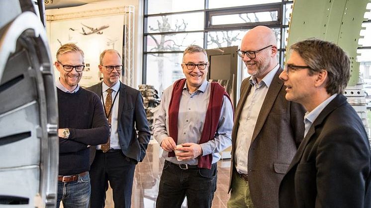 Jörgen Warborn och Peter Eriksson får en inblick i GKN:s verksamhet. Fr v: Peter Eriksson, Robert Hell, Public Affairs, Robert Lundberg, EU-projekt, Jörgen Warborn och Joakim Andersson, Engines.